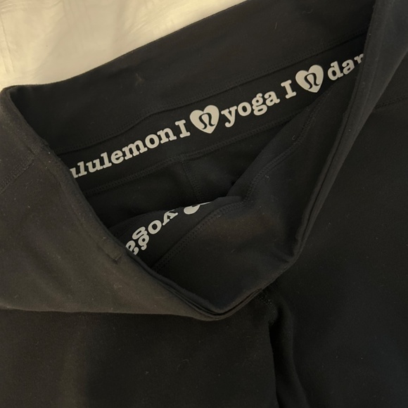 2 pairs Lululemon workout crop - Picture 3 of 4
